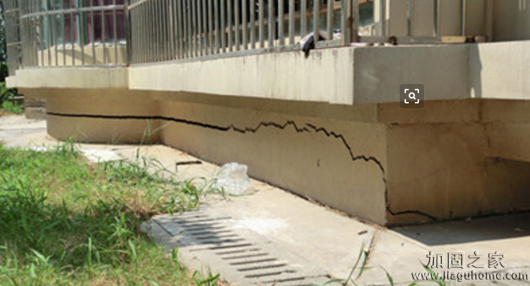 南寧一居民樓前地基現(xiàn)下沉和開裂，已做地基加固