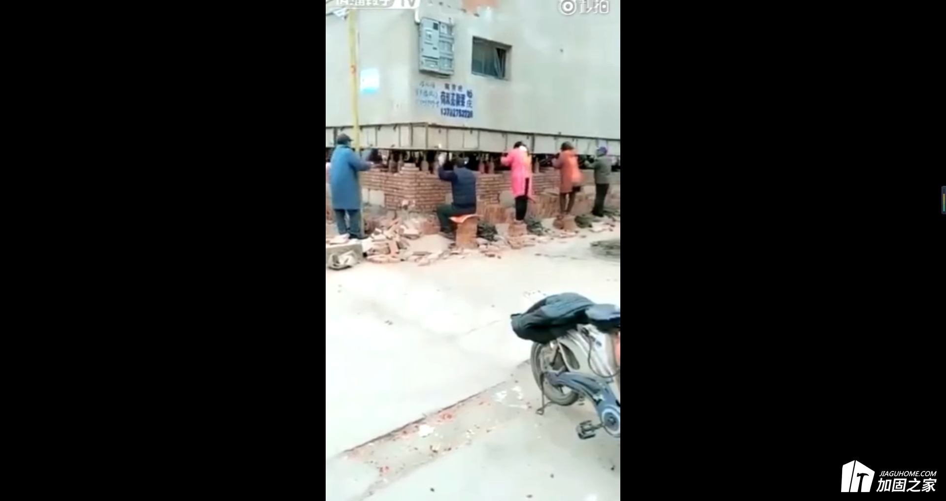 地基加固，樓房頂升，竟然有上百人一起壓千斤頂。