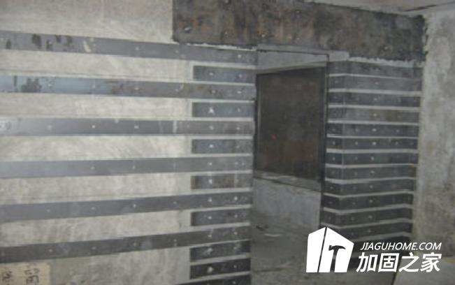 在粘鋼加固施工中，結(jié)構(gòu)膠的使用方法